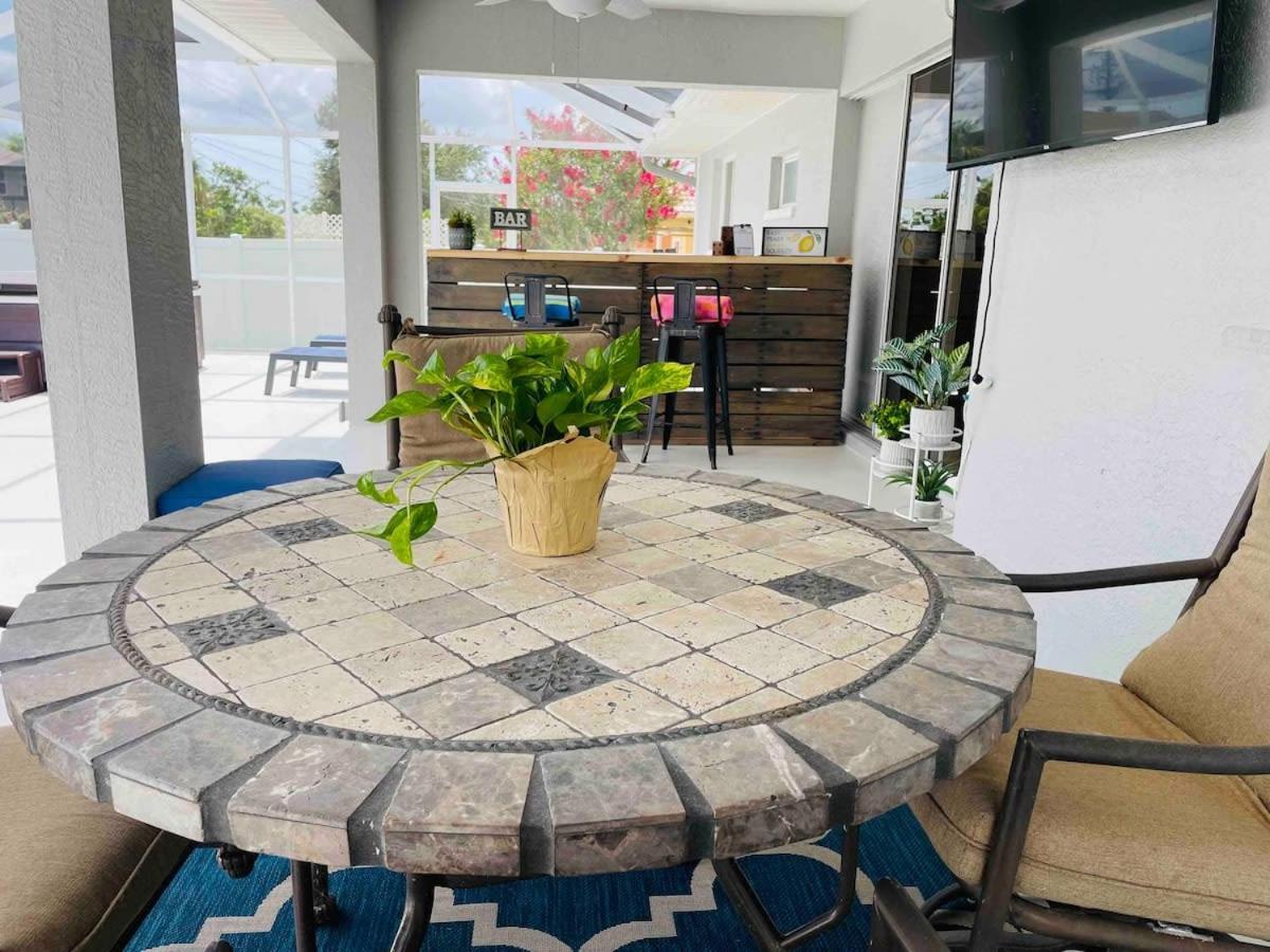Endless Summer Retreat Jacuzzi 3Kingbed Airhockey Cape Coral Bagian luar foto